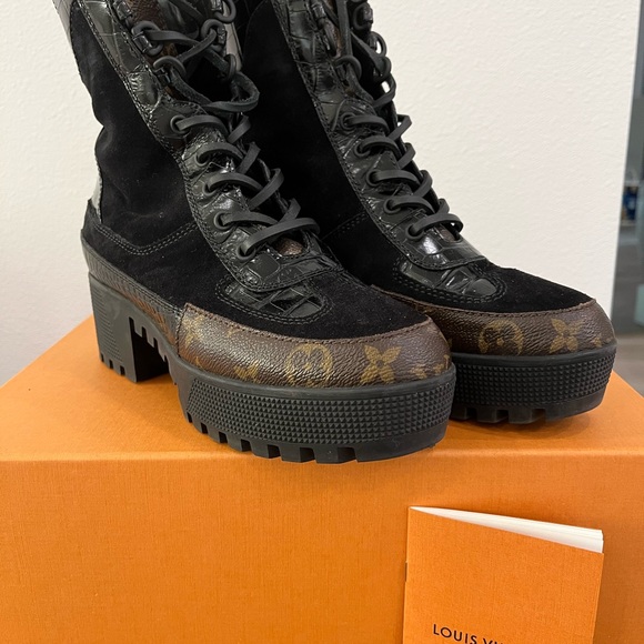 (SOLD) Louis Vuitton Suede Monogram Laureate Desert Boots - Picture 4 of 11